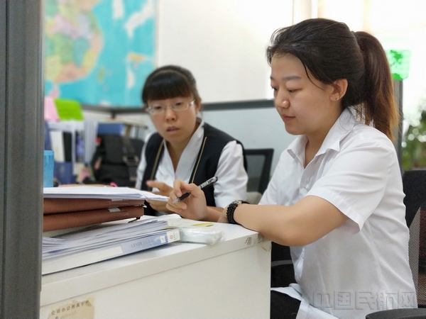 导师带徒为新员工教授业务.jpg