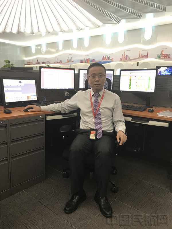 附图二:王文建在办公桌前_副本.jpg