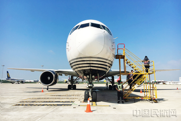 图4-“深圳=新加坡”首航执飞机型B767-300BCF.jpg