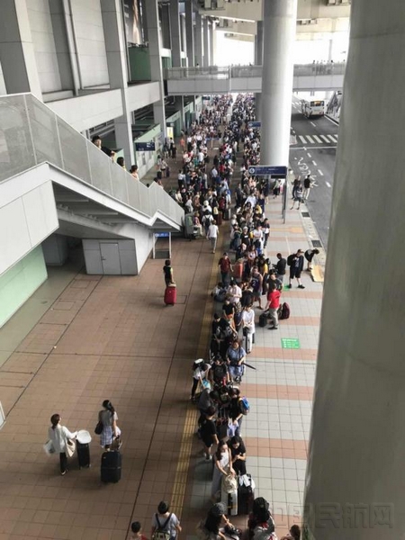 因为桥梁受损而滞留关西机场的旅客.jpg 因为桥梁受损而滞留关西机场的旅客.jpg