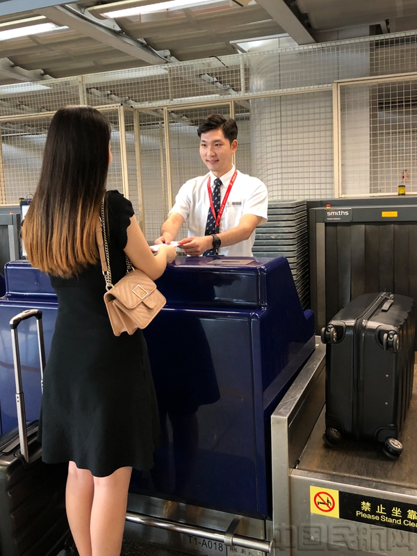 图1：旅客小金正在办理通程值机业务_副本.jpg