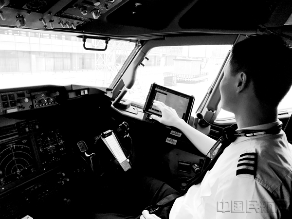 河北航空开启无纸化驾驶舱“新纪元”_副本.jpg 河北航空开启无纸化驾驶舱“新纪元”_副本.jpg