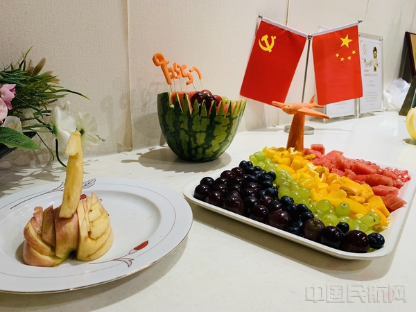 “飞机与彩虹”果盘(刘学敏 摄).jpg “飞机与彩虹”果盘(刘学敏 摄).jpg