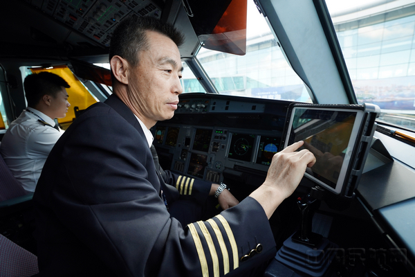 王有勉 摄影 南航飞行员在飞行前通过电子飞行包查阅资料.jpg