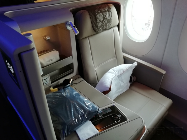 东航空客a350的商务舱也像头等舱和豪华公务舱那样设置了移门和包厢