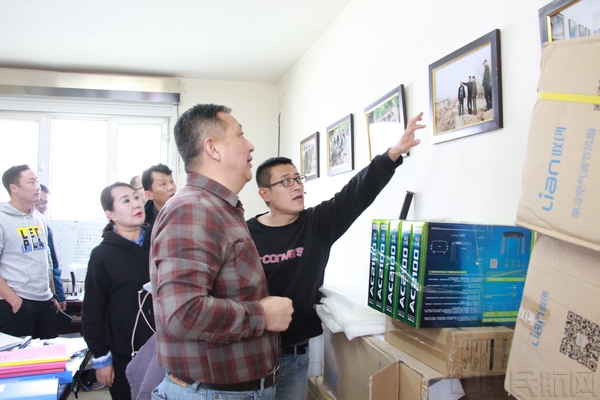 第一书记辛星介绍近期扶贫成果—王丽娜摄.jpg 第一书记辛星介绍近期扶贫成果—王丽娜摄.jpg