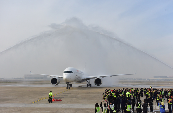 东航首架A350抵达虹桥机场.jpg