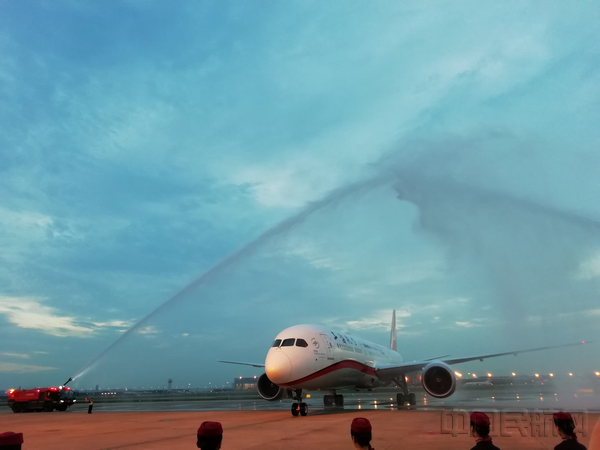 东航首架波音787加盟旗下上海航空机队.jpg