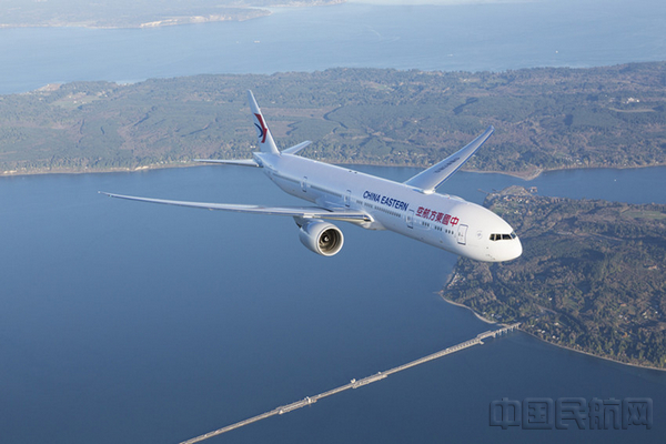 西雅图上空的东航波音777-300ER.jpg