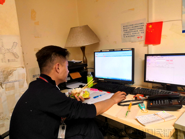 坚守幕后的“调度员”_副本.jpg 坚守幕后的“调度员”_副本.jpg