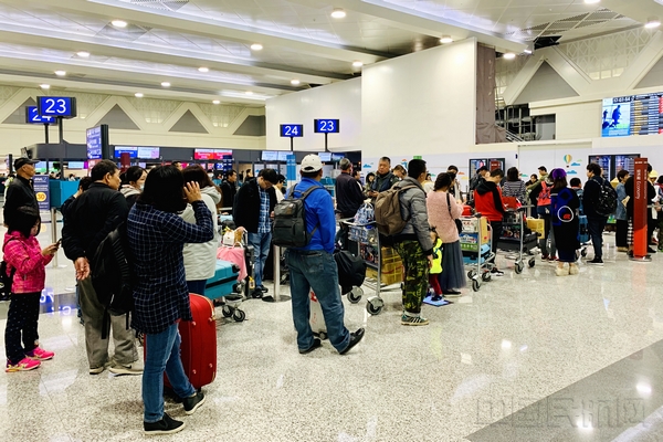附图2：旅客在台北桃园国际机场办理登机手续.jpg
