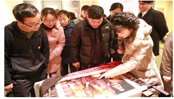 图为民俗文化中心黄主任讲解非遗项目——画绣.jpg 图为民俗文化中心黄主任讲解非遗项目——画绣.jpg