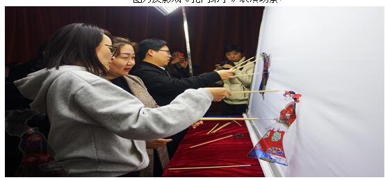 图为南航员工在幕后体验皮影戏的场景.jpg 图为南航员工在幕后体验皮影戏的场景.jpg