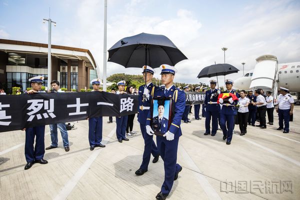 配图:三亚机场“救火英雄唐博英迎灵仪式”现场1.jpg 配图:三亚机场“救火英雄唐博英迎灵仪式”现场1.jpg