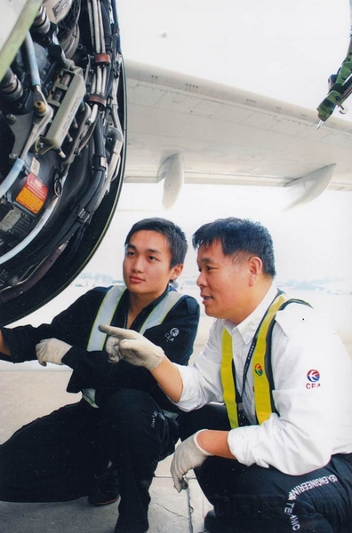 父亲与李强强共同检修飞机.jpg
