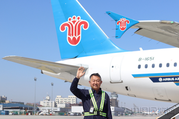 韩磊 摄影 黄亚明师傅与他的“最后一个航班”.jpg