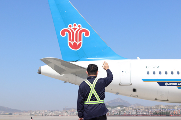 韩磊 摄影 黄亚明与飞机挥手告别.jpg