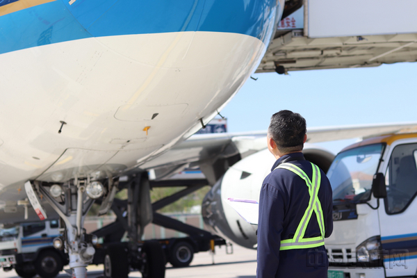 韩磊 摄影 黄亚明最后一次绕机检查（1）.jpg