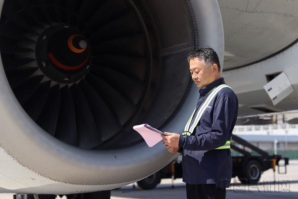 韩磊 摄影 黄亚明最后一次绕机检查（2）.jpg