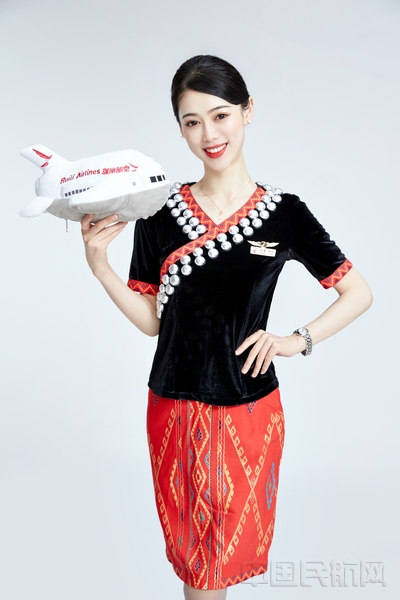 此外,瑞丽航空乘务长杨嘉被评为"中国最美丽空姐",名