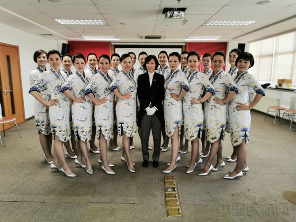 附图1:海南航空首批参加荷兰国际管家学院培训乘务员顺利通过考核并取得认证.jpg 附图1:海南航空首批参加荷兰国际管家学院培训乘务员顺利通过考核并取得认证.jpg