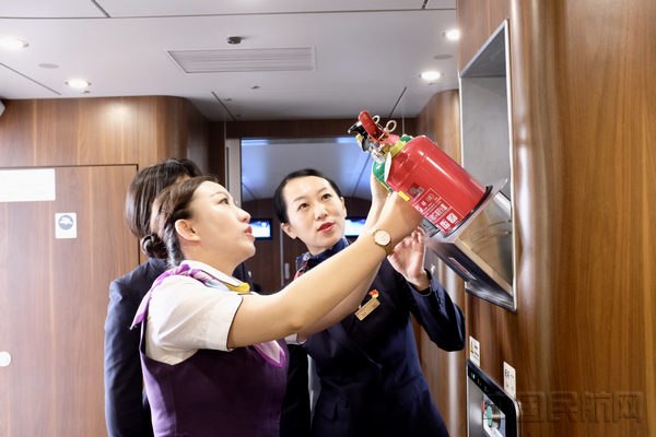 东航空姐与“高姐”在“复兴号”列车上现场交流.jpg 东航空姐与“高姐”在“复兴号”列车上现场交流.jpg