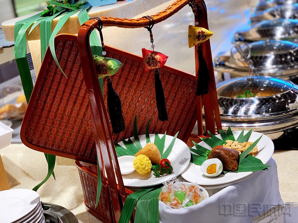 贵宾室餐食区的端午粽子-通讯员周青摄.jpg