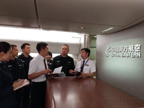 东航和押解团队讨论任务准备-东航供图.jpg 东航和押解团队讨论任务准备-东航供图.jpg