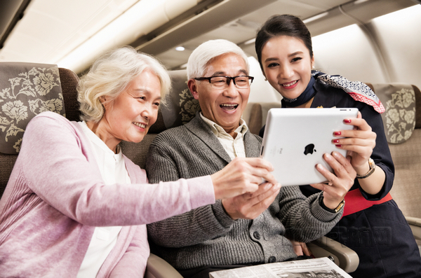 nEO_IMG_空中wifi为东航旅客提供了更好的客舱体验，也能在必要时为乘务员提供支持.jpg