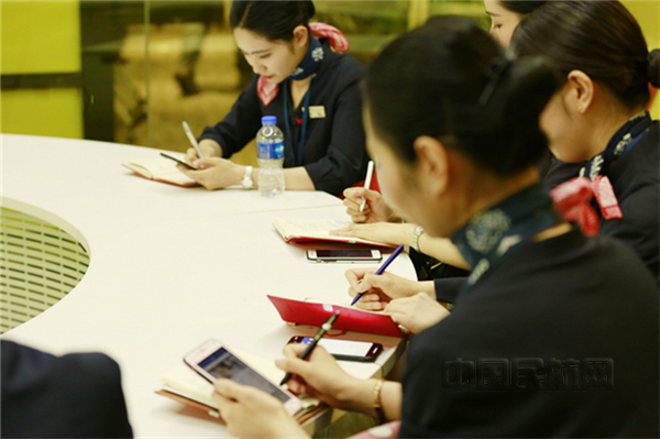 nEO_IMG_利用“百读”平台开展学习的东航乘务员.jpg