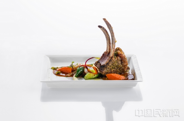 附图4：海南航空“12道Hai味”春季西式美食——法式红酒香草烤羊扒.jpg