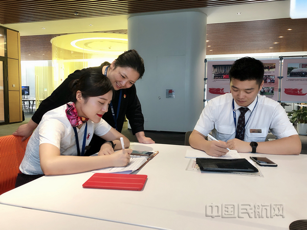 nEO_IMG_程岚与年轻同事交流-上航供图.jpg nEO_IMG_程岚与年轻同事交流-上航供图.jpg
