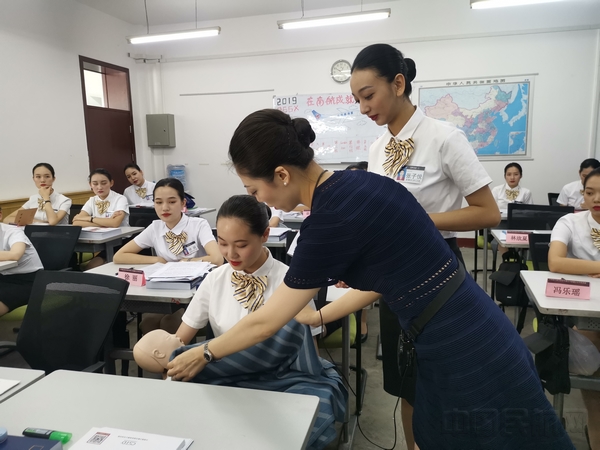 关欣欣为新乘学员演示特殊旅客服务要点(婴幼儿旅客).jpg 关欣欣为新乘学员演示特殊旅客服务要点(婴幼儿旅客).jpg