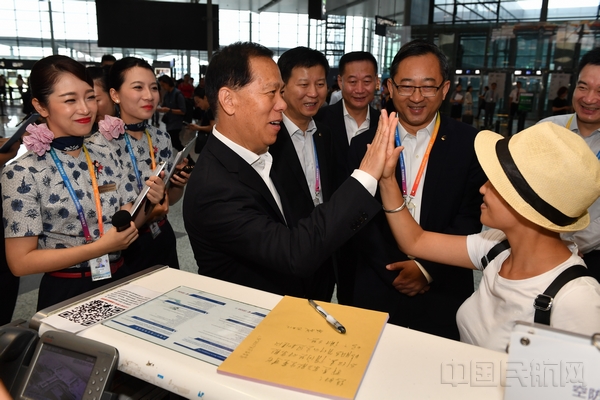 东航集团党组书记、董事长刘绍勇在航站楼一线开展主题教育调研-东航供图.jpg 东航集团党组书记、董事长刘绍勇在航站楼一线开展主题教育调研-东航供图.jpg