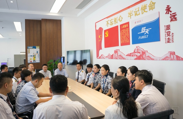 东航广东分公司“蓝天党小组”开展主题教育学习-林珮雯摄.jpg 东航广东分公司“蓝天党小组”开展主题教育学习-林珮雯摄.jpg