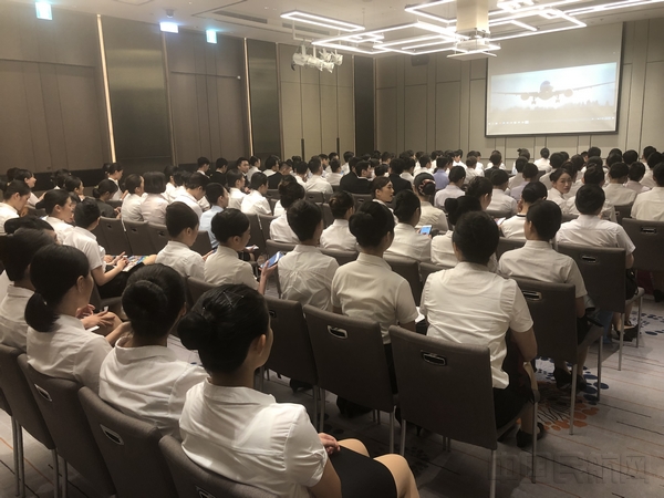 台籍当地年轻人踊跃参加初试面试-东航供图.jpg 台籍当地年轻人踊跃参加初试面试-东航供图.jpg