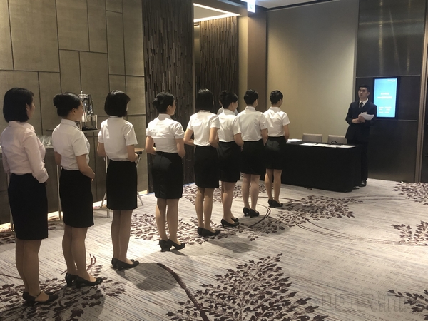等待进入面试室的考生-东航供图.jpg 等待进入面试室的考生-东航供图.jpg