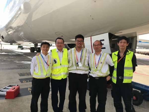 东航技术浦东维修基地圆满完成新加坡航空B787-10飞机上海站首航放行工作（1）.jpg
