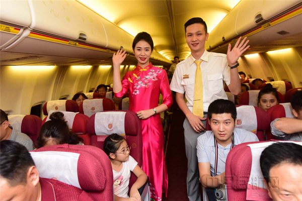 nEO_IMG_附图1：徐星与张毅保障2016年中秋航班.jpg