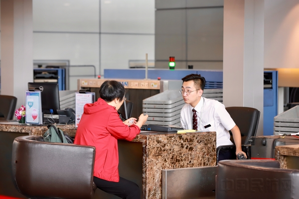 旅客在改造后的值机区办理值机-东航供图.jpg 旅客在改造后的值机区办理值机-东航供图.jpg