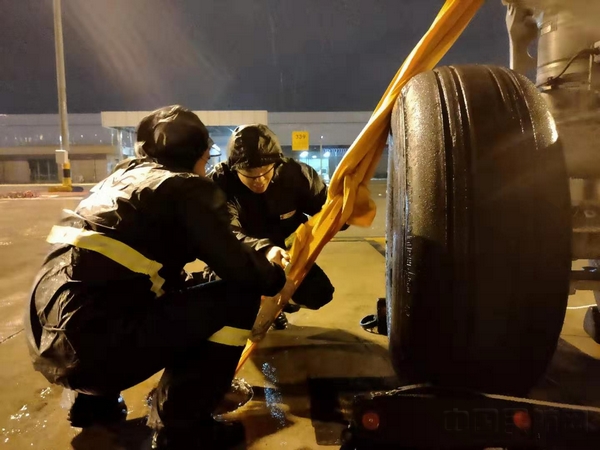 东航技术浦东维修基地积极应对第9号台风“利奇马”(2).jpg 东航技术浦东维修基地积极应对第9号台风“利奇马”(2).jpg
