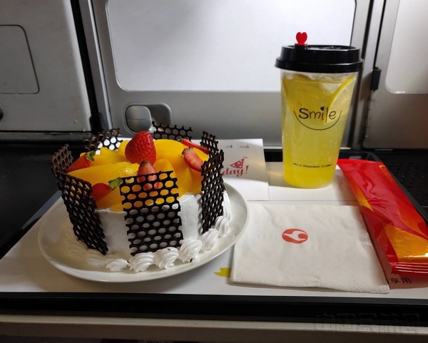 图三 乘务组为王女士准备的生日蛋糕、贺卡、特饮.jpg