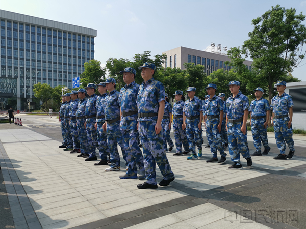 东航武汉公司领导干部参加新职工军训-东航供图_副本.jpg 东航武汉公司领导干部参加新职工军训-东航供图_副本.jpg