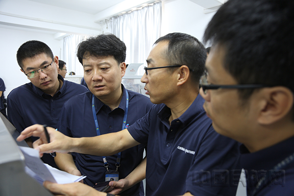 张继峰 摄影 韩冬与创新工作室团队探讨创新方案1.jpg 张继峰 摄影 韩冬与创新工作室团队探讨创新方案1.jpg