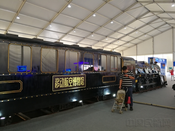火车造型的移动航空博物馆.jpg 火车造型的移动航空博物馆.jpg