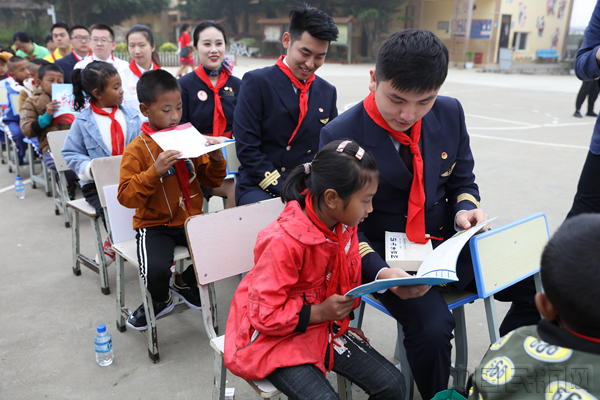 东航飞行员与沧源民族希望小学学生共读“云上东方”校园书屋项目捐赠图书-东航供图_副本.jpg