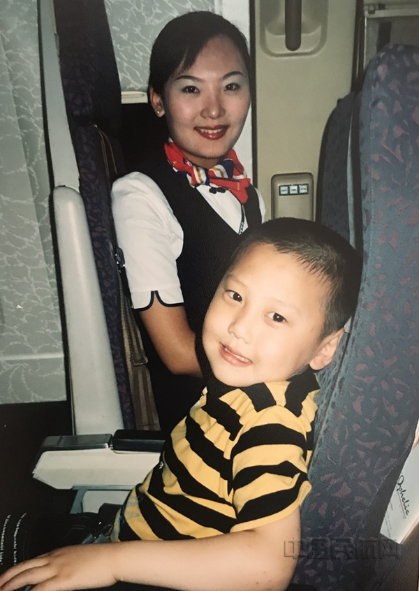 十五年前的小旅客和空姐-东航供图2.jpg 十五年前的小旅客和空姐-东航供图2.jpg