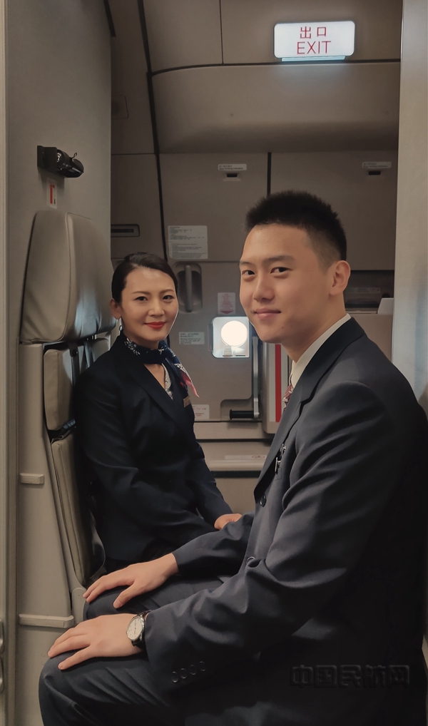 十五年后的客舱师徒-东航供图1.jpg 十五年后的客舱师徒-东航供图1.jpg