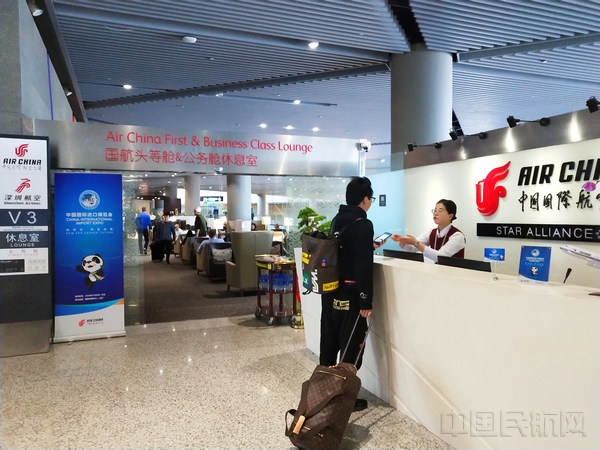 在上海虹桥机场国航两舱休息室宣传进博会（摄影：李艺佳）.jpg
