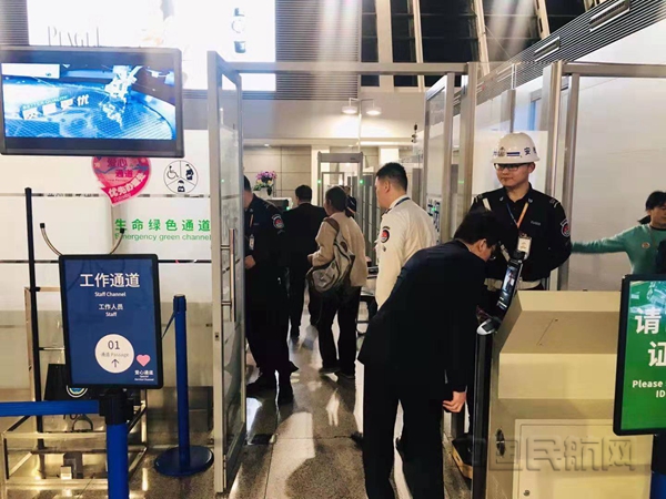 东航接到旅客求助后协调机场安检开通绿色通道-东航供图08.jpg 东航接到旅客求助后协调机场安检开通绿色通道-东航供图08.jpg